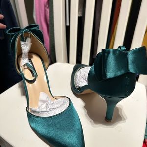 Green satin shoes size 7.0